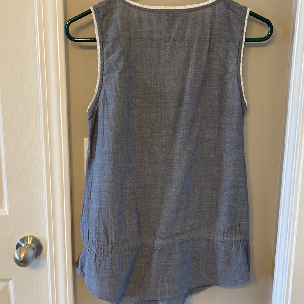 🎉Host Pick 🎉 Loft women’s chambray with lace trim tank small - Picture 4 of 4